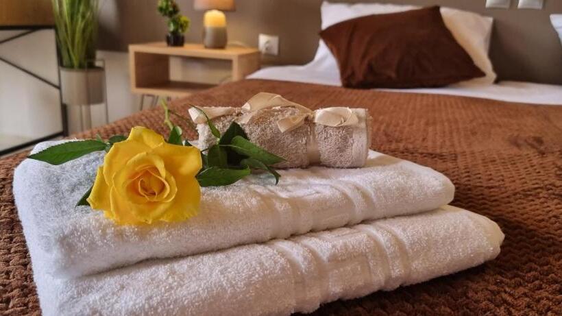 اتاق راحتی سه تخته, Secret Garden