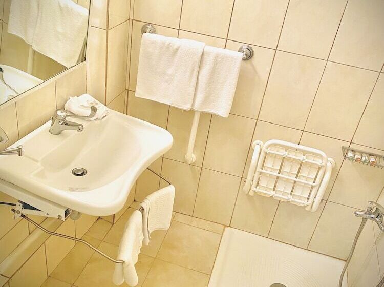 חדר סטנדרט מותאם לאדם עם מוגבלויות, Glarentza