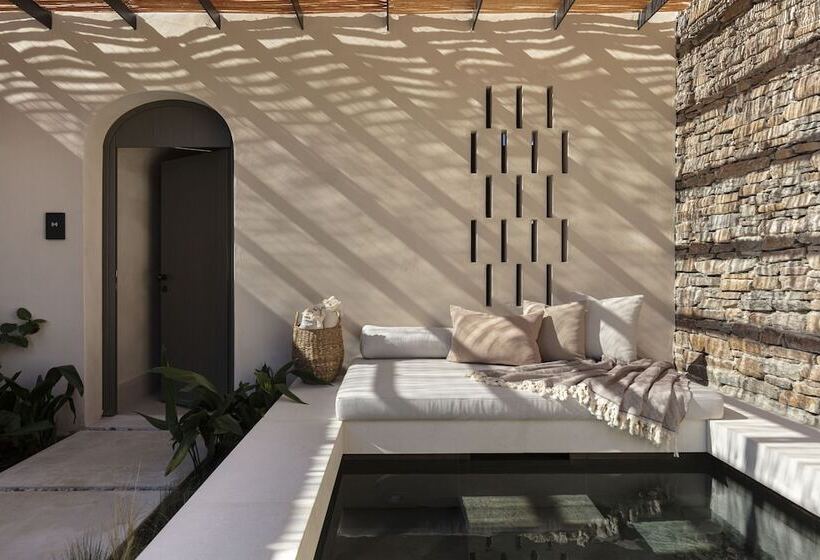 جناح جونيور مطلّ علي البحر, Nos Hotel & Villas