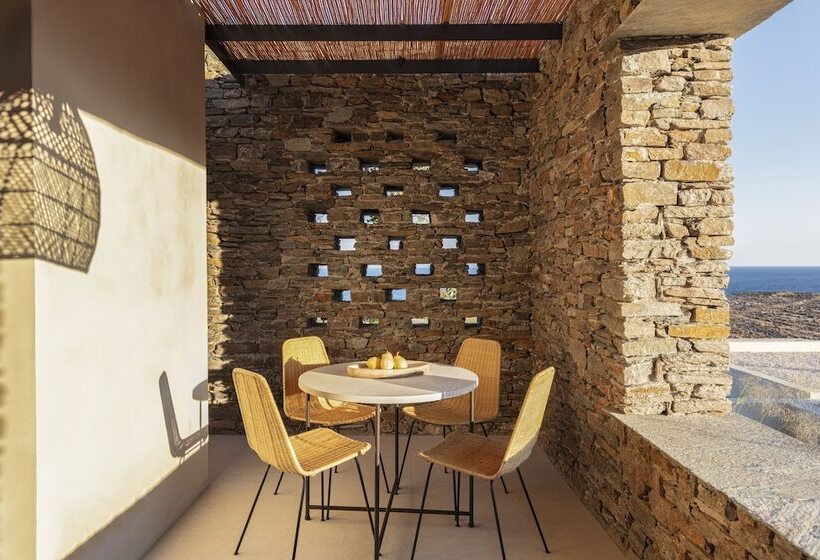 جناح جونيور مطلّ علي البحر, Nos Hotel & Villas