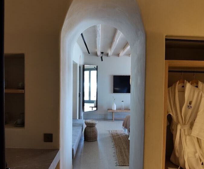 جناح جونيور مطلّ علي البحر, Nos Hotel & Villas