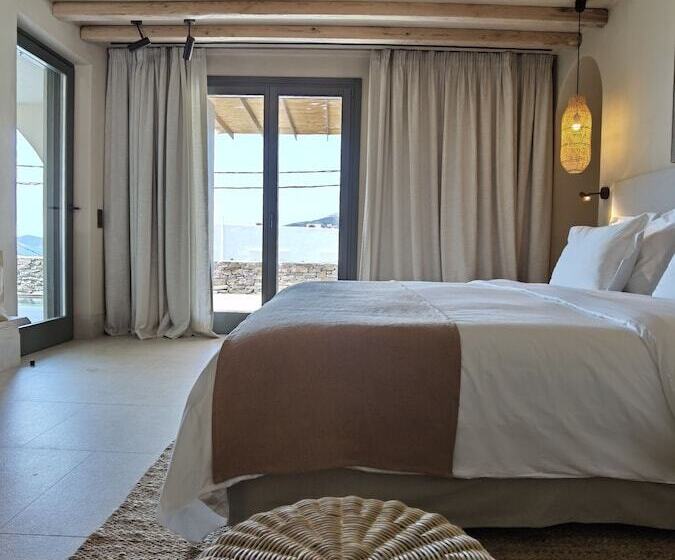 جناح جونيور مطلّ علي البحر, Nos Hotel & Villas