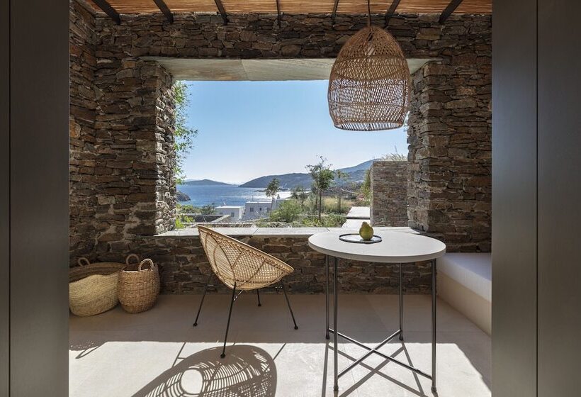 جناح جونيور مطلّ علي البحر, Nos Hotel & Villas