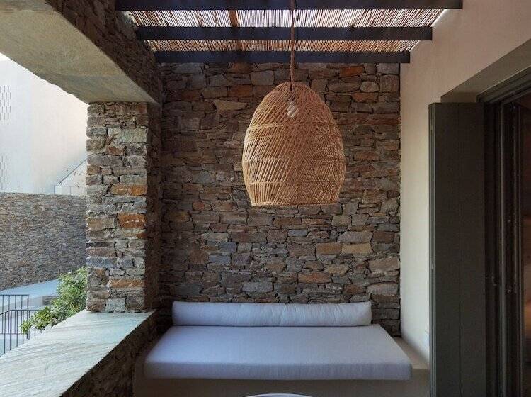 جناح جونيور مطلّ علي البحر, Nos Hotel & Villas