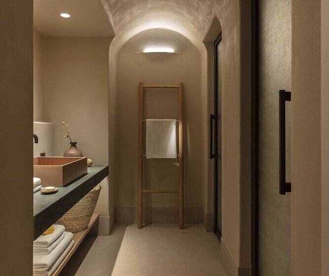 جناح جونيور مطلّ علي البحر, Nos Hotel & Villas