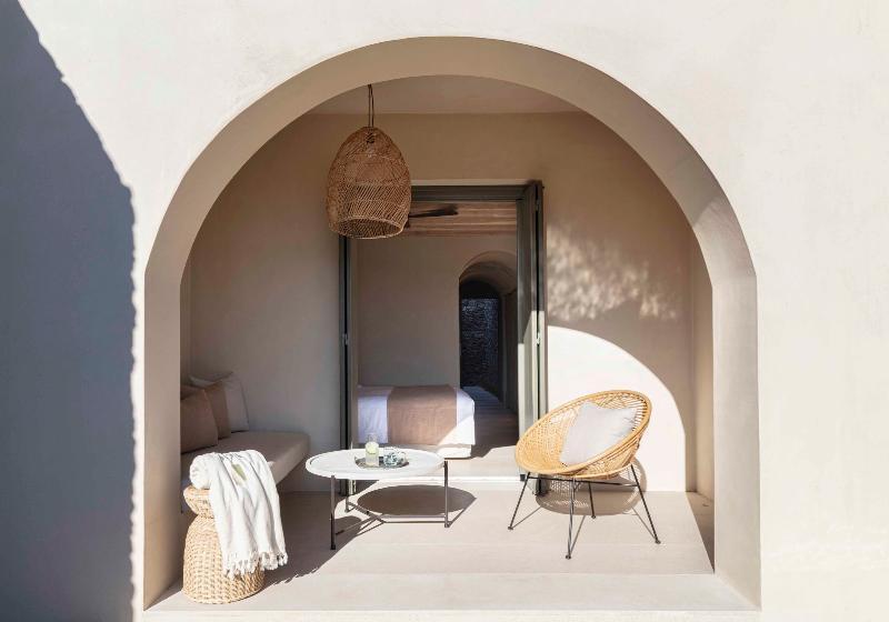 جناح جونيور مطلّ علي البحر, Nos Hotel & Villas