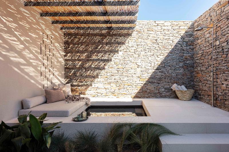 جناح جونيور مطلّ علي البحر, Nos Hotel & Villas