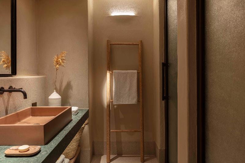 جناح جونيور مطلّ علي البحر, Nos Hotel & Villas