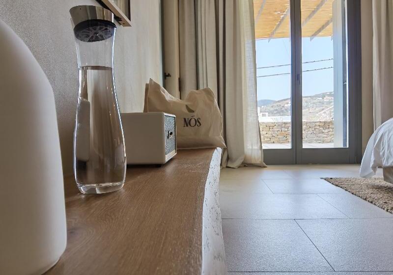 جناح جونيور مطلّ علي البحر, Nos Hotel & Villas