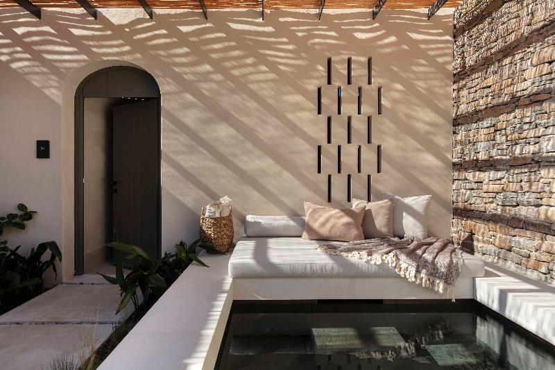 جناح جونيور مطلّ علي البحر, Nos Hotel & Villas