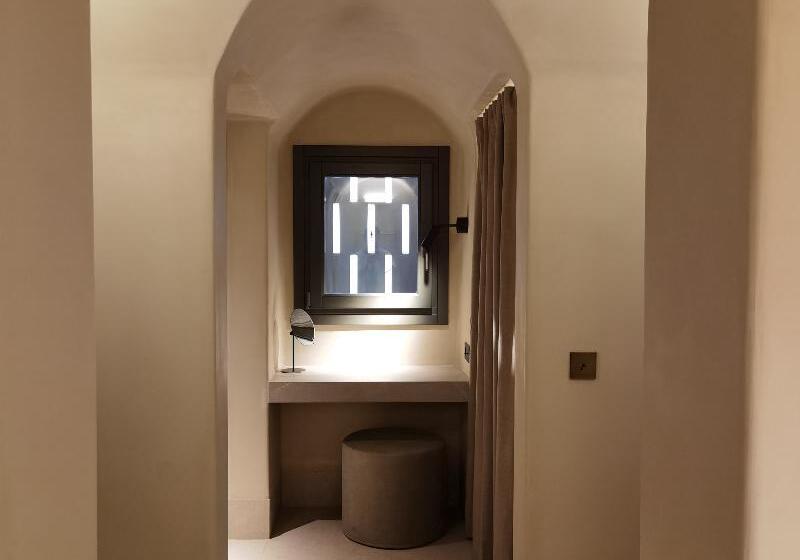 جناح جونيور مطلّ علي البحر, Nos Hotel & Villas