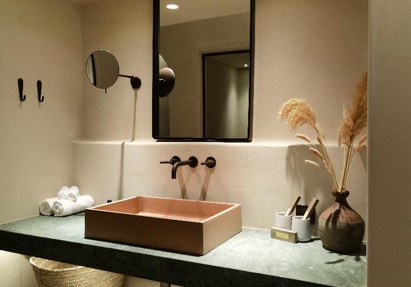 جناح جونيور مطلّ علي البحر, Nos Hotel & Villas