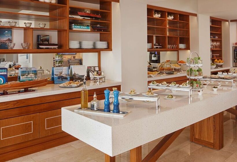 جناح جونيور, Yacht Club At The Boca Raton Resort