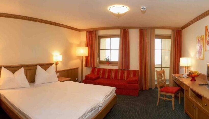 חדר סטנדרט לשלושה עם מרפסת, Berghotel Alpenklang