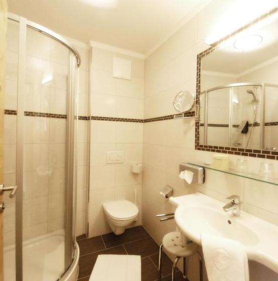 חדר סטנדרט לשלושה עם מרפסת, Berghotel Alpenklang