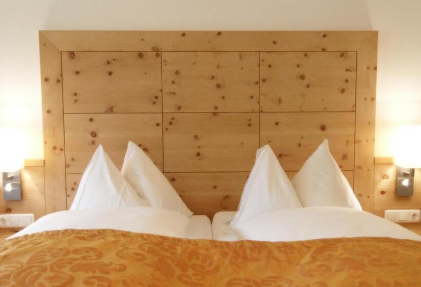 اتاق استاندارد سه تخته با بالکن, Berghotel Alpenklang