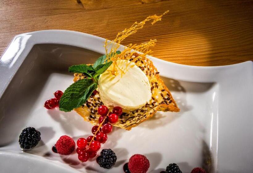 חדר סטנדרט לשלושה עם מרפסת, Berghotel Alpenklang