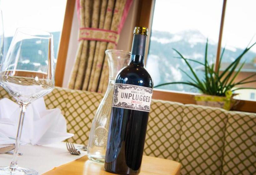 חדר סטנדרט לשלושה עם מרפסת, Berghotel Alpenklang