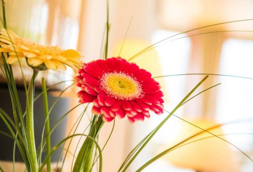 חדר סטנדרט לשלושה עם מרפסת, Berghotel Alpenklang