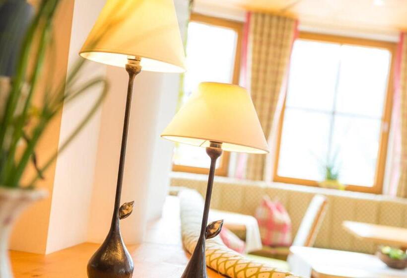 اتاق استاندارد سه تخته با بالکن, Berghotel Alpenklang