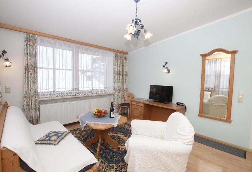 جناح جونيور, Sonne