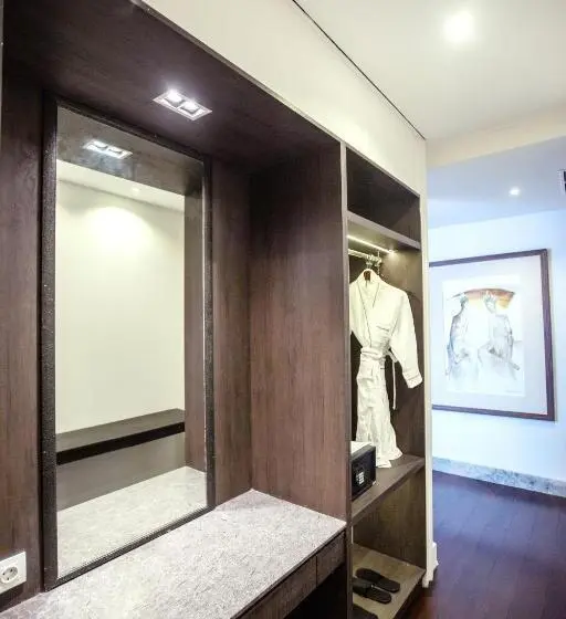 キングサイズベッドのスイートルーム, Suni Hotel And Convention Abepura Managed By Parkside