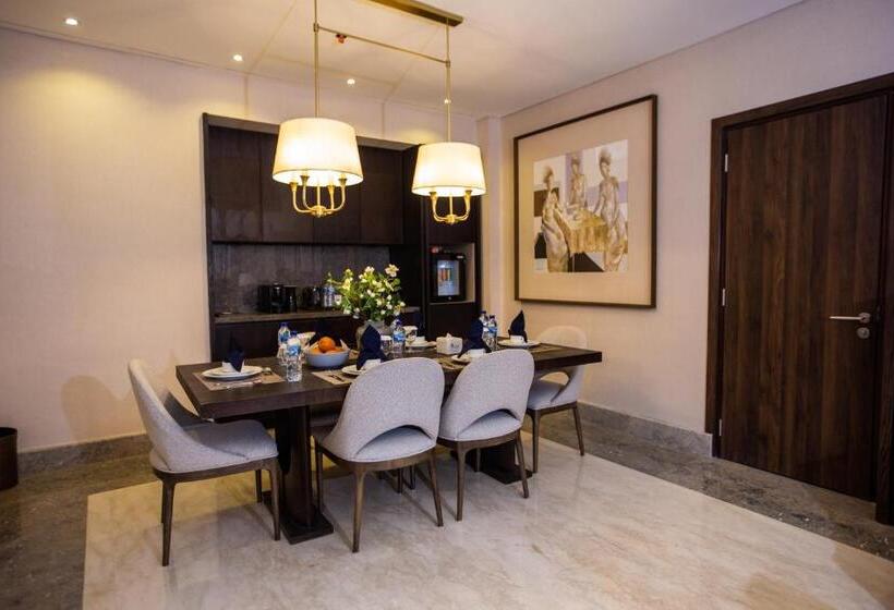 キングサイズベッドのスイートルーム, Suni Hotel And Convention Abepura Managed By Parkside