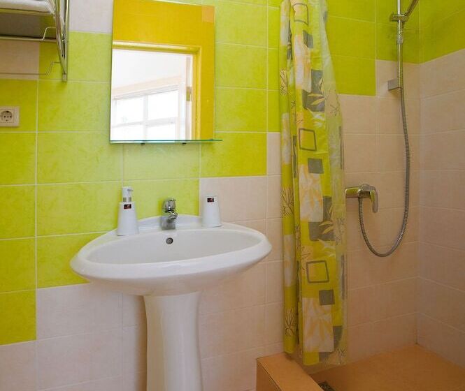 غرفة قياسية فردية, Lamore