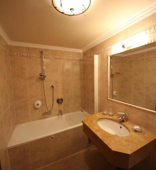 标准三人间, Almhof