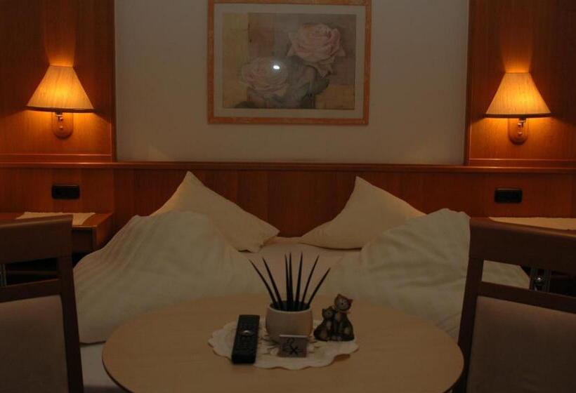 اتاق استاندارد با بالکن, Garni Jennewein