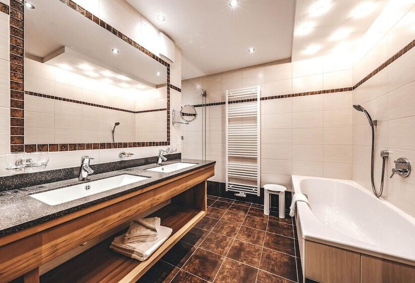 سوئیت جونیور با چشم‌انداز کوهستان, Rose