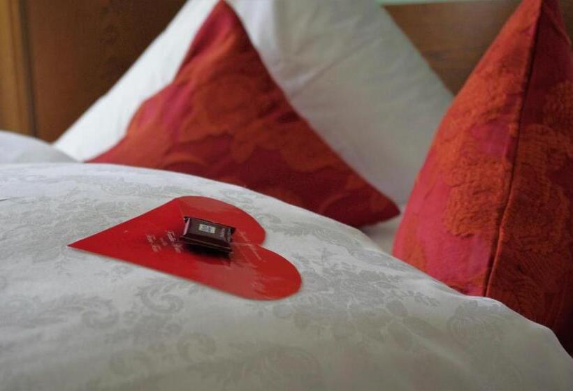 스탠다드 트리플 룸, Tenne