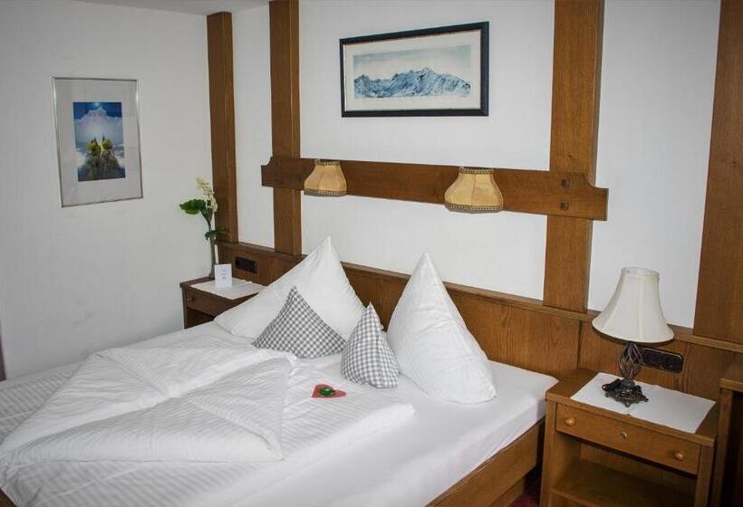 스탠다드 트리플 룸, Tenne