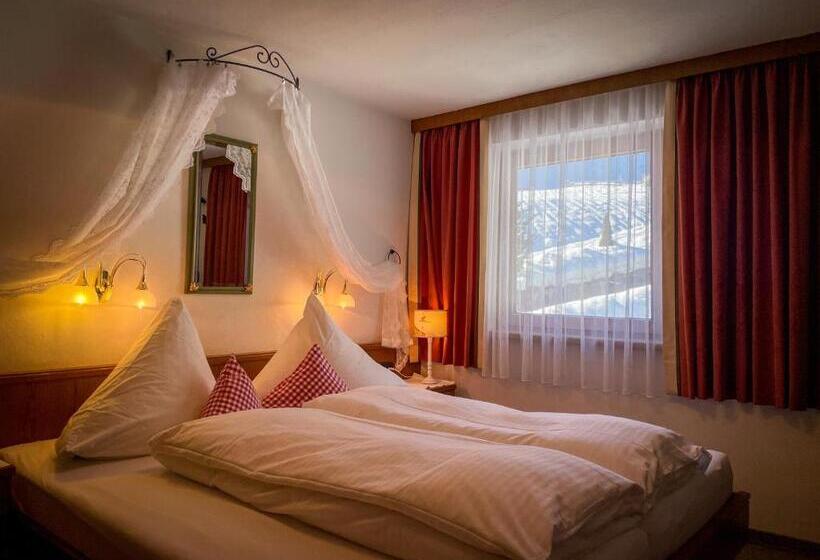 스탠다드 트리플 룸, Tenne