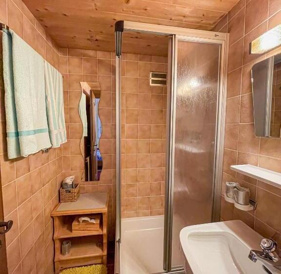 스탠다드 트리플 룸, Tenne