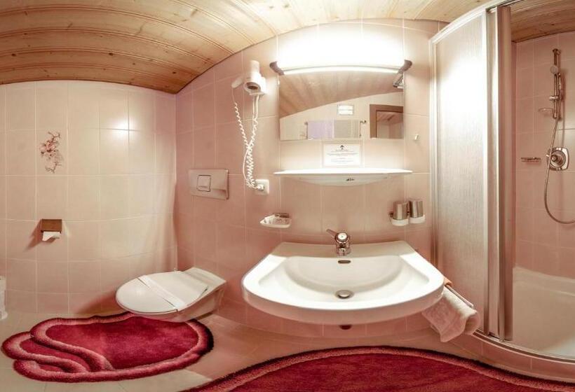 스탠다드 트리플 룸, Tenne