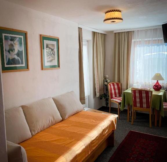 발코니가 있는 4인용 스탠다드 룸, Tenne