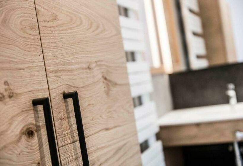 Люкс Deluxe Кровать Кинг, Clara