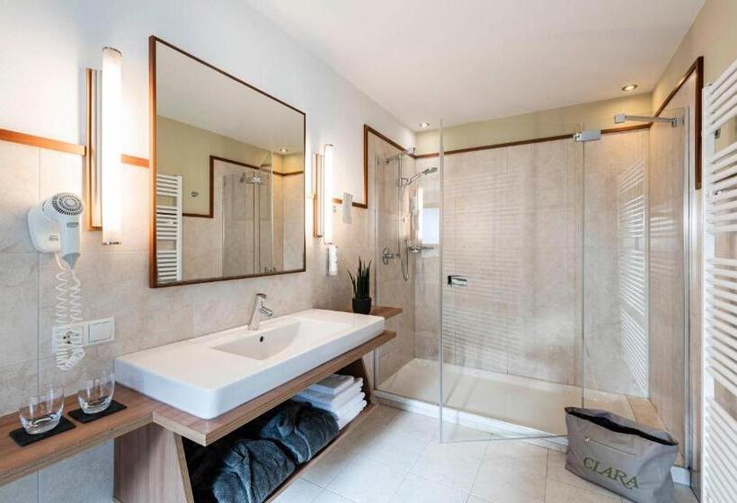 Номер Deluxe, Clara