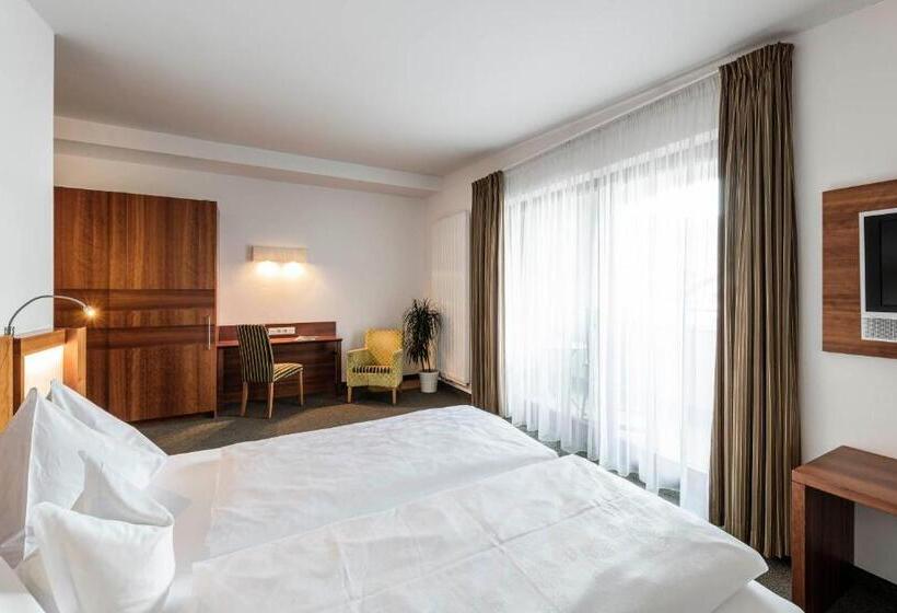 Номер Deluxe, Clara