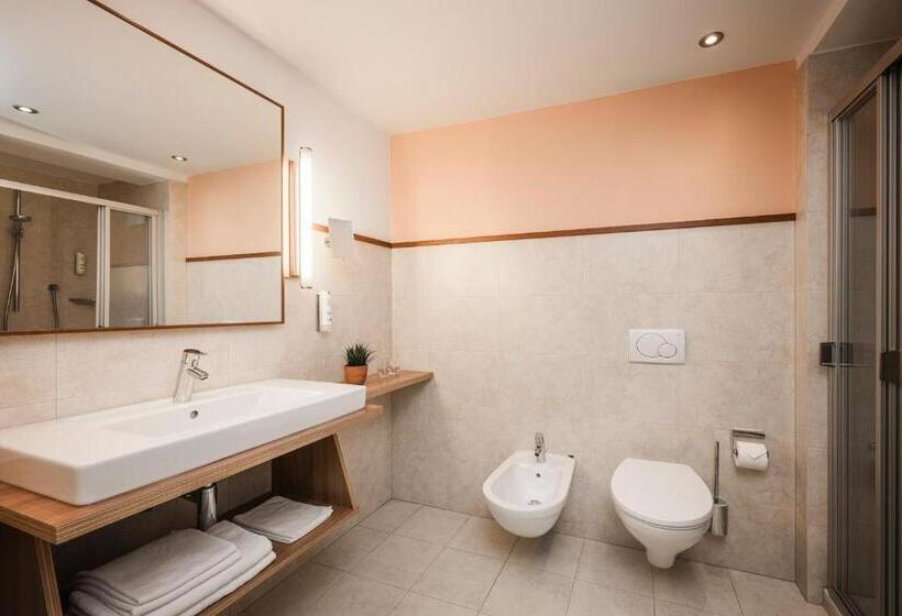 Номер Deluxe, Clara