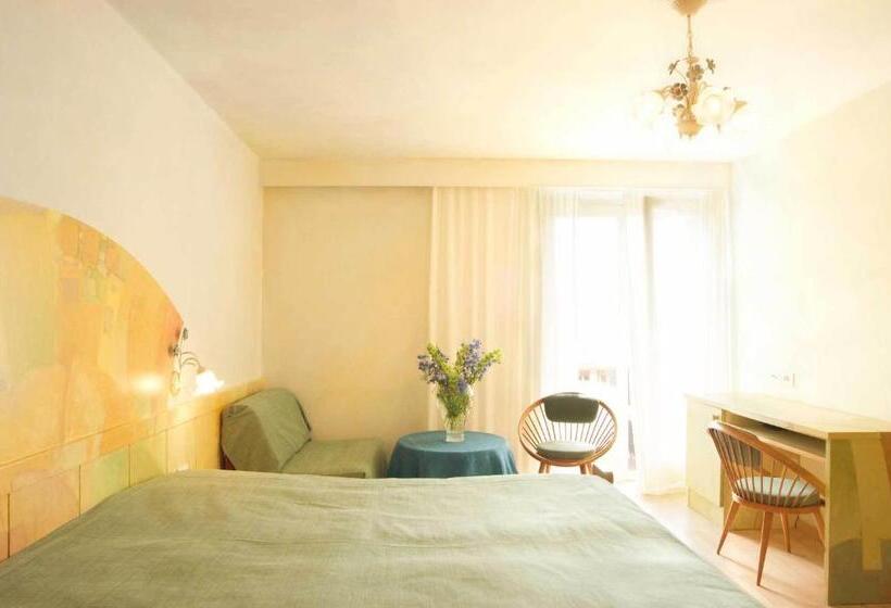 חדר סופריור לשלושה, Maratscher Kunst & Kultur