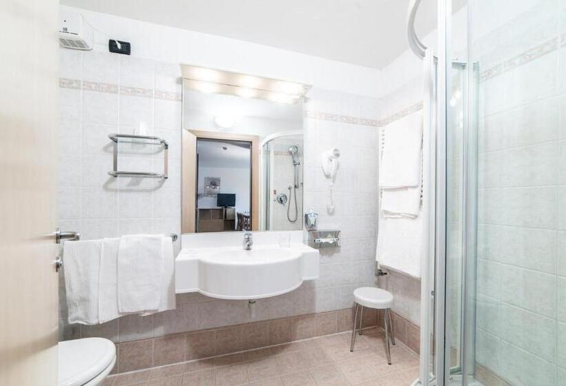 جناح مزوَّد بشرفة, Montana