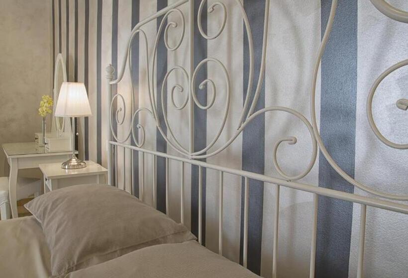 Superior Room with Terrace, Relais La Pretura