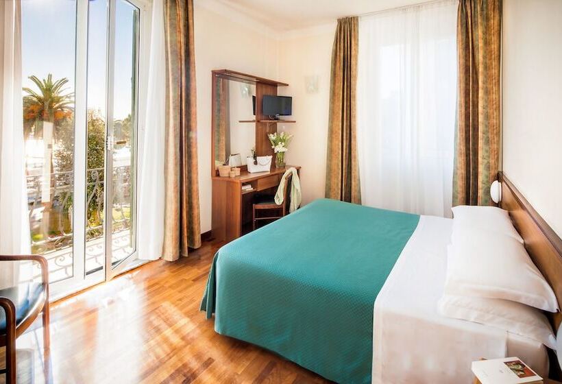 اتاق استاندارد چهار تخته با چشم‌انداز دریا, Riviera