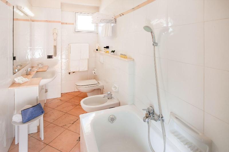 غرفة سوبيريور ثلاثية مطلّة علي البحر, Riviera