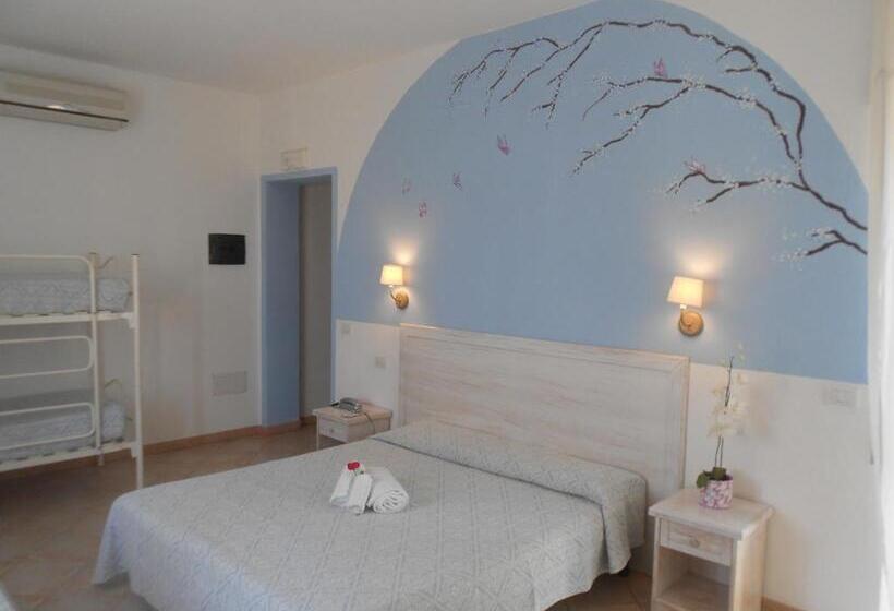 חדר משפחתי נוף לים, Tabby