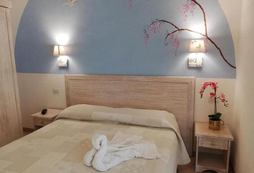 חדר סטנדרט לארבעה נוף לים, Tabby