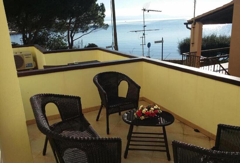 חדר סטנדרט לארבעה נוף לים, Tabby