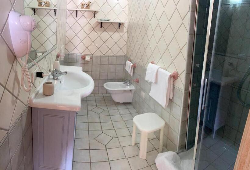 סוויטה עם טרסה, Tabby